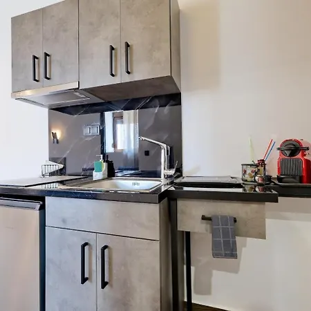 4 Lemons Luxury Ammoulianí